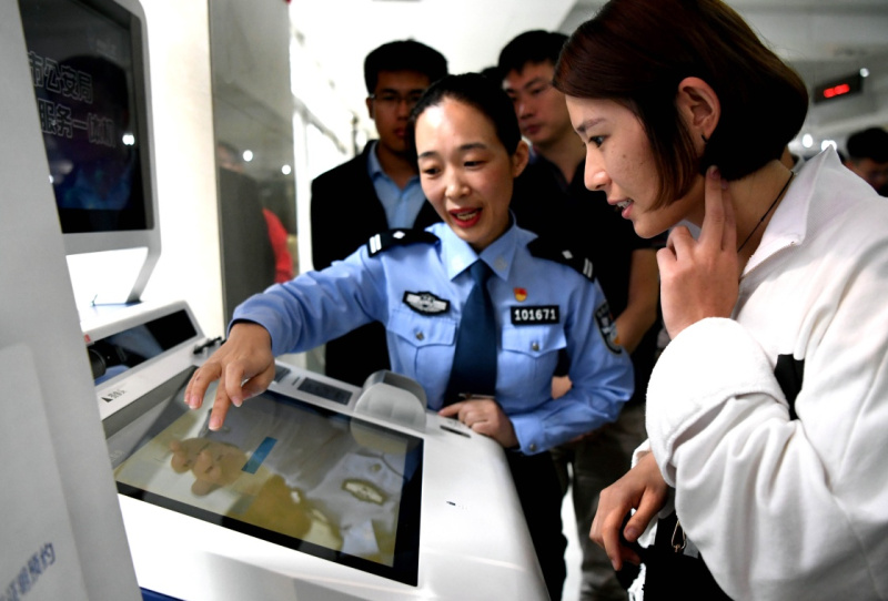星空体育郑州推出警务自助效劳一体机